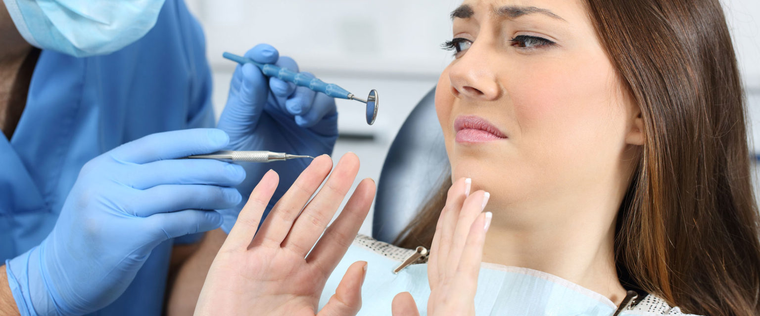 Zahnarzt mit ängstlicher Patientin
