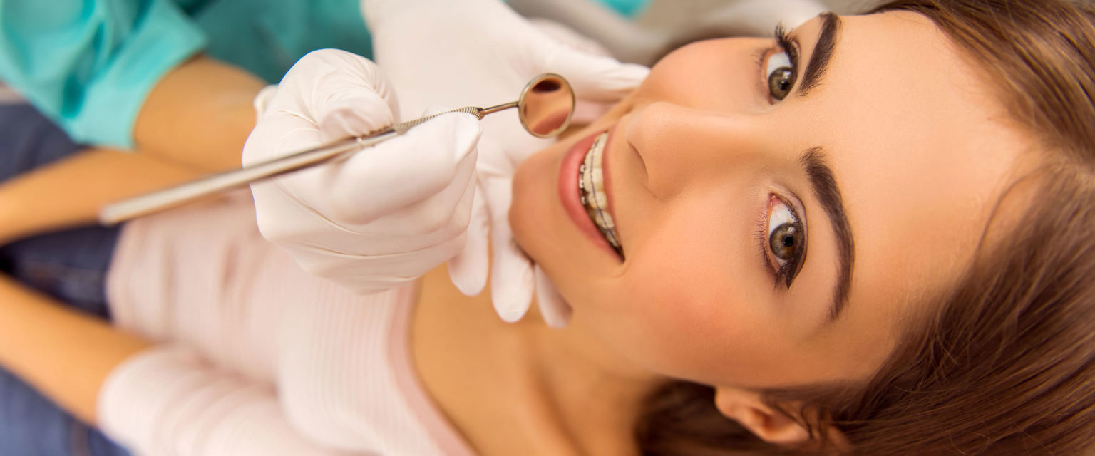 Patientin bei Überprüfung ihrer Zahnspange.