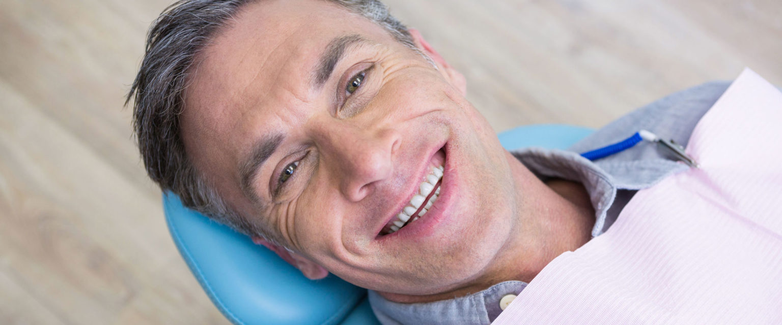 Patient lächelnd mit schönen weißen Zähnen.
