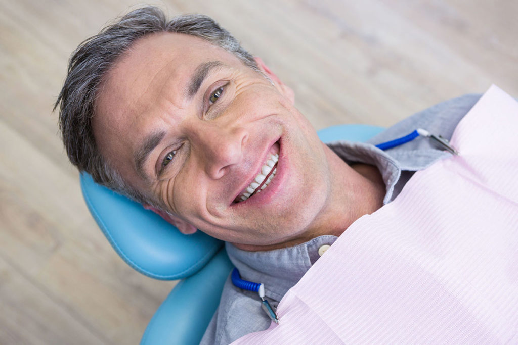 Patient lächelnd mit schönen weißen Zähnen