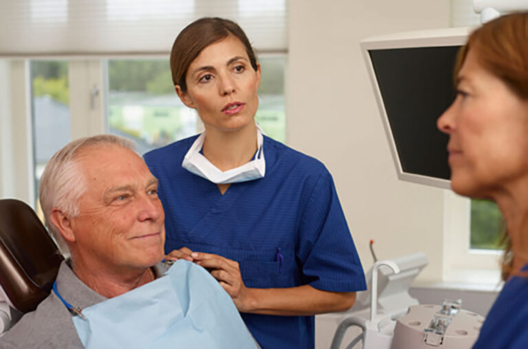 Zahnärztin, Assistentin und Patient