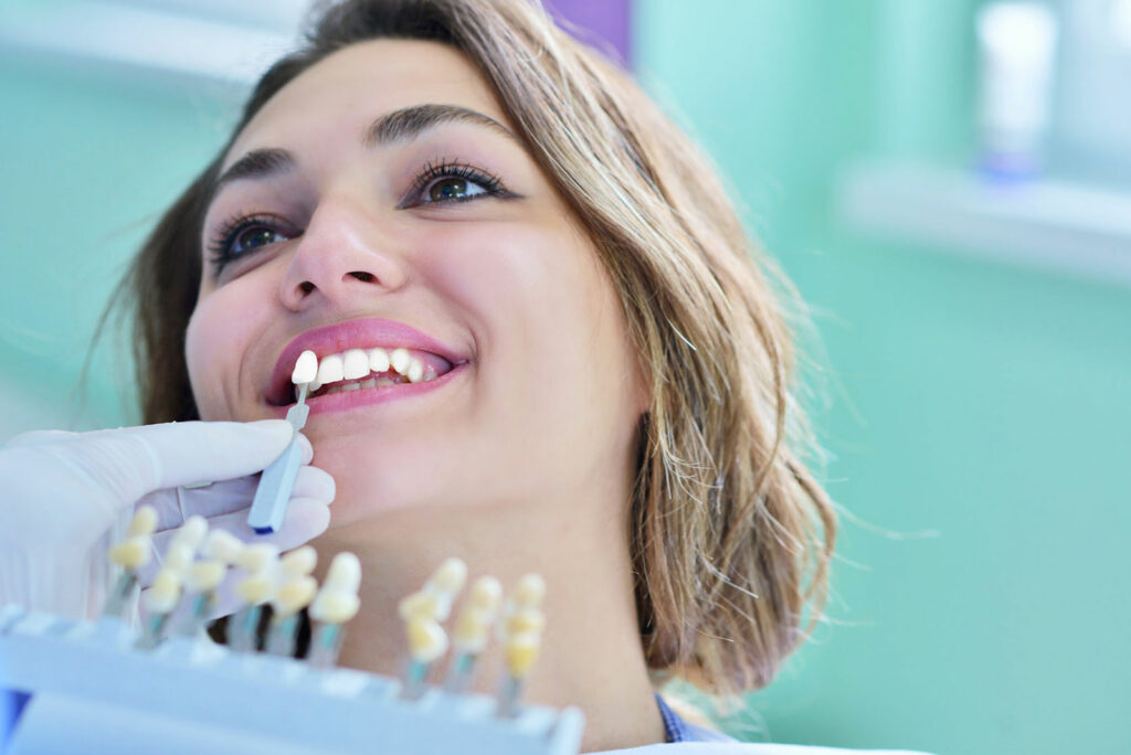 Patientin werden Zahnimplantate gezeigt