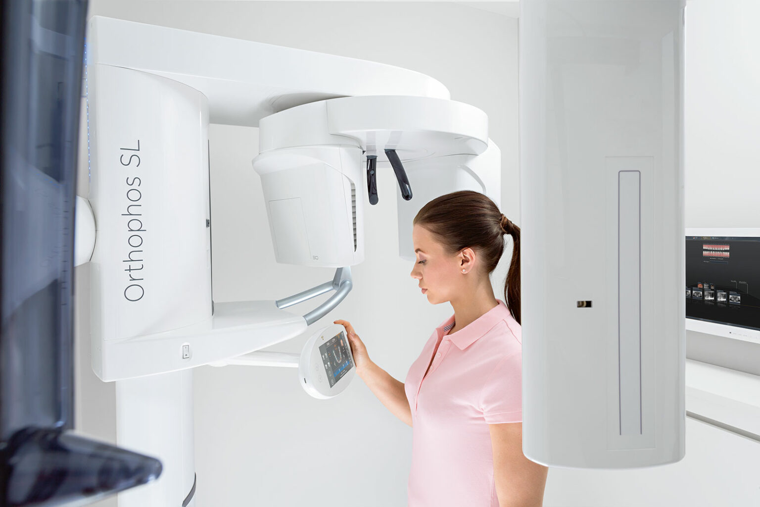 Zahnärztin bedient 3D-Röntgensystem über Touchscreen.