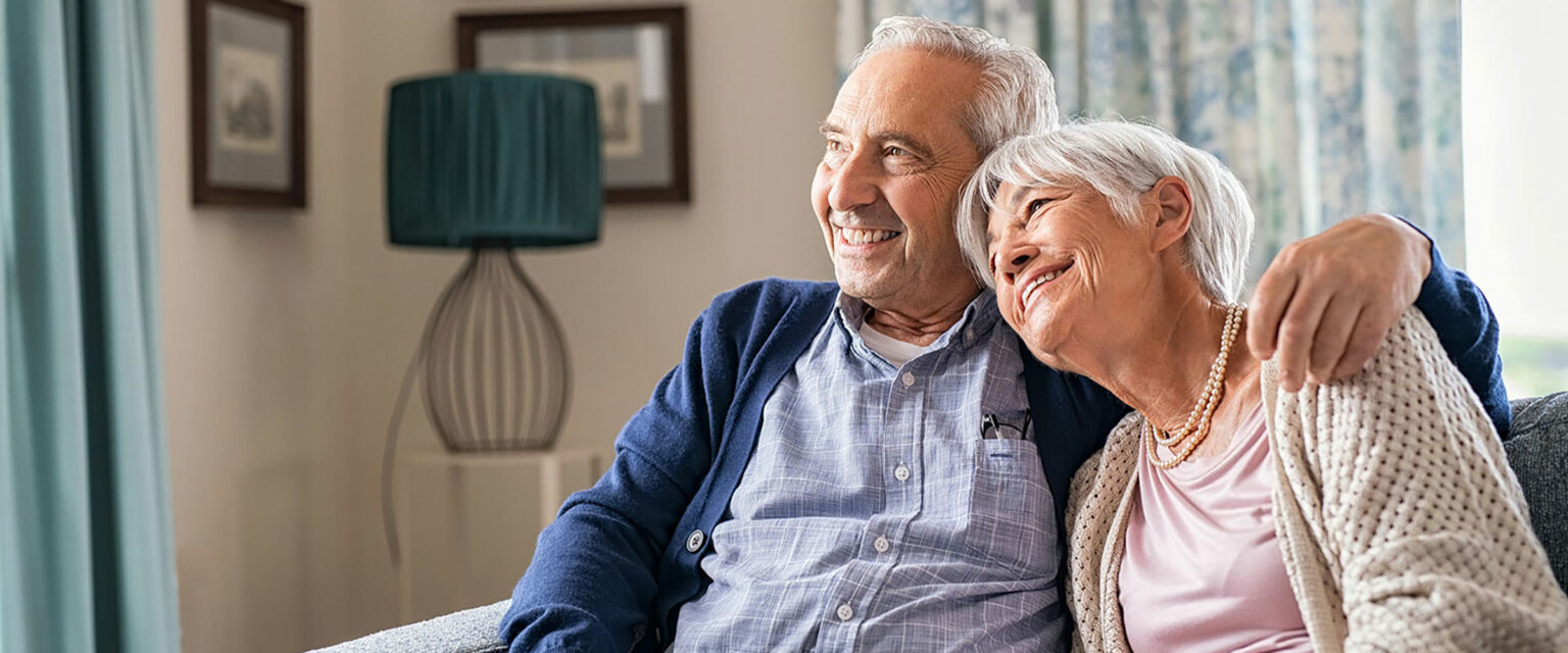 Glückliches Seniorenpärchen im Wohnzimmer