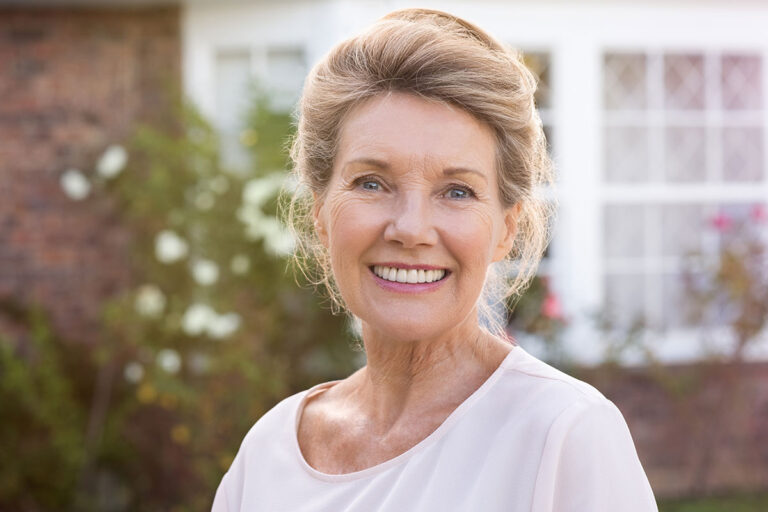 Seniorin mit schönen Zähnen