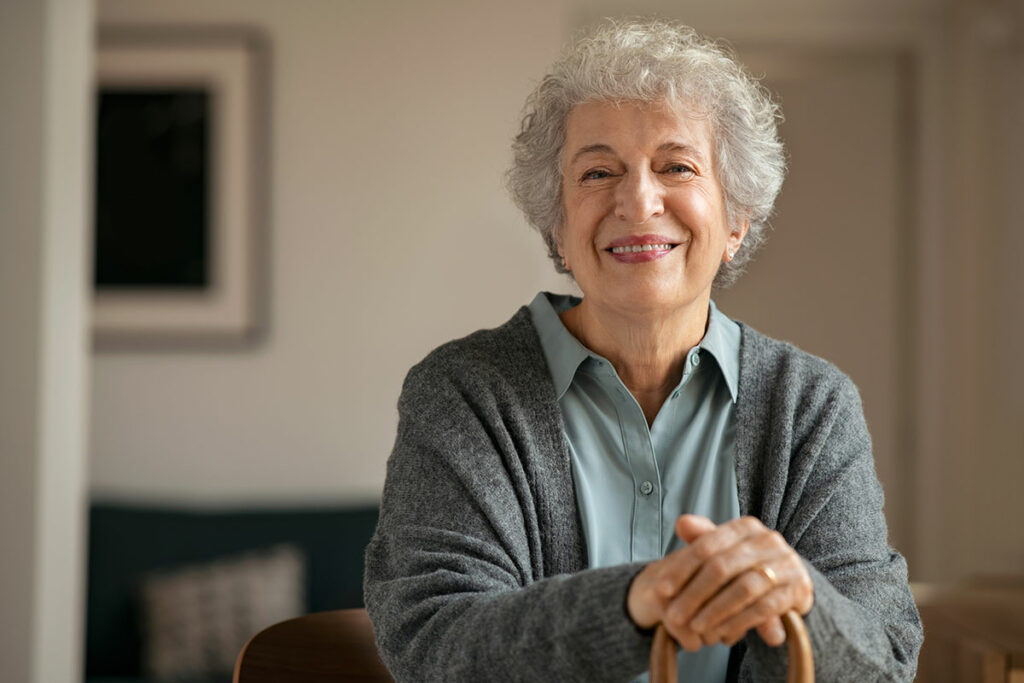 Glückliche Seniorin im Wohnzimmer