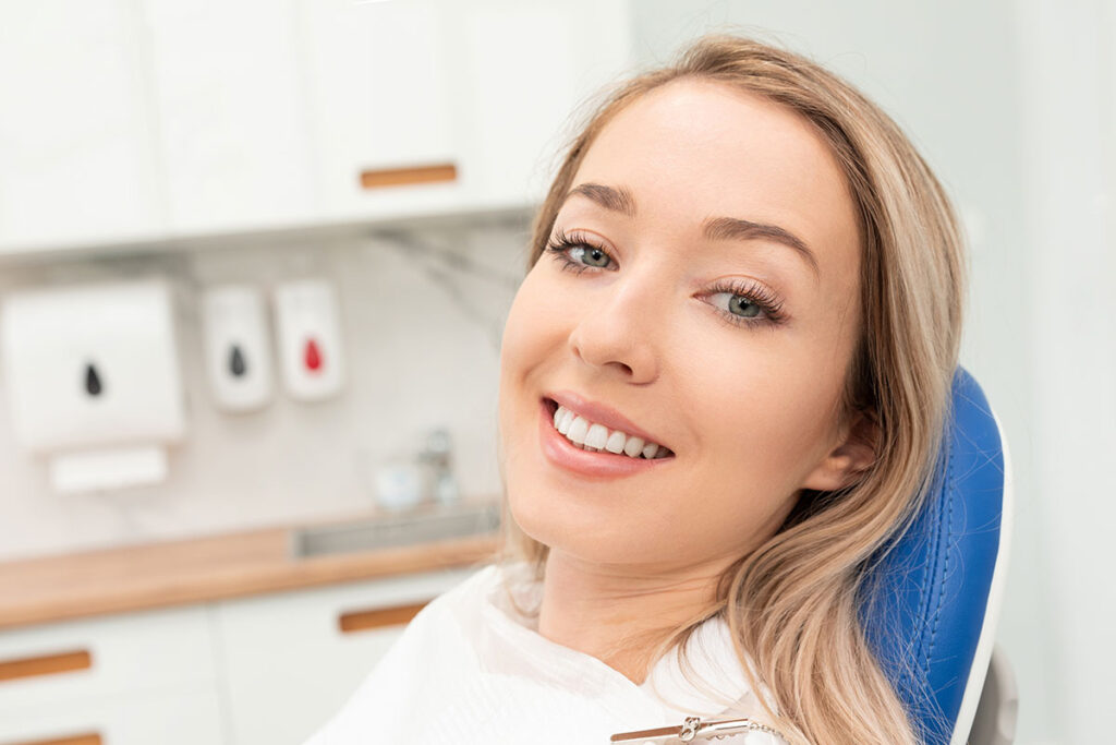 Patientin mit schönen Zähnen bei der Mundhygiene
