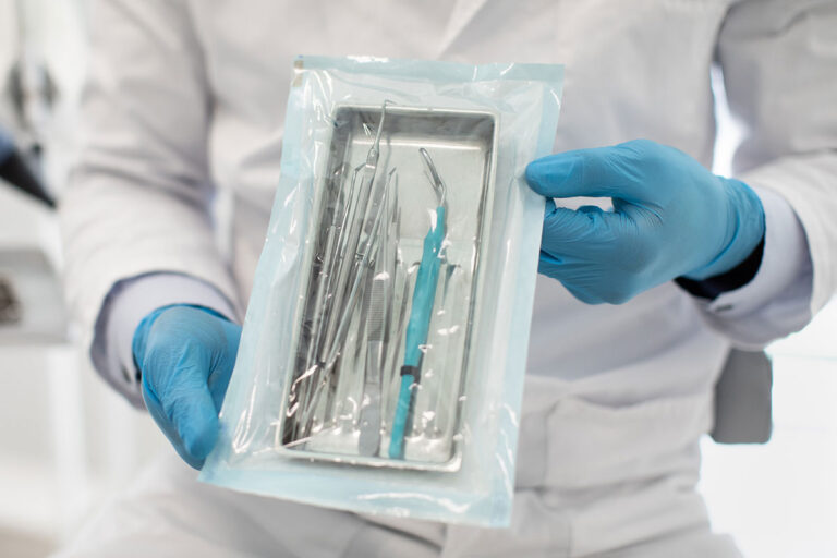 Zahnarzt zeigt sterilisierte Instrumente