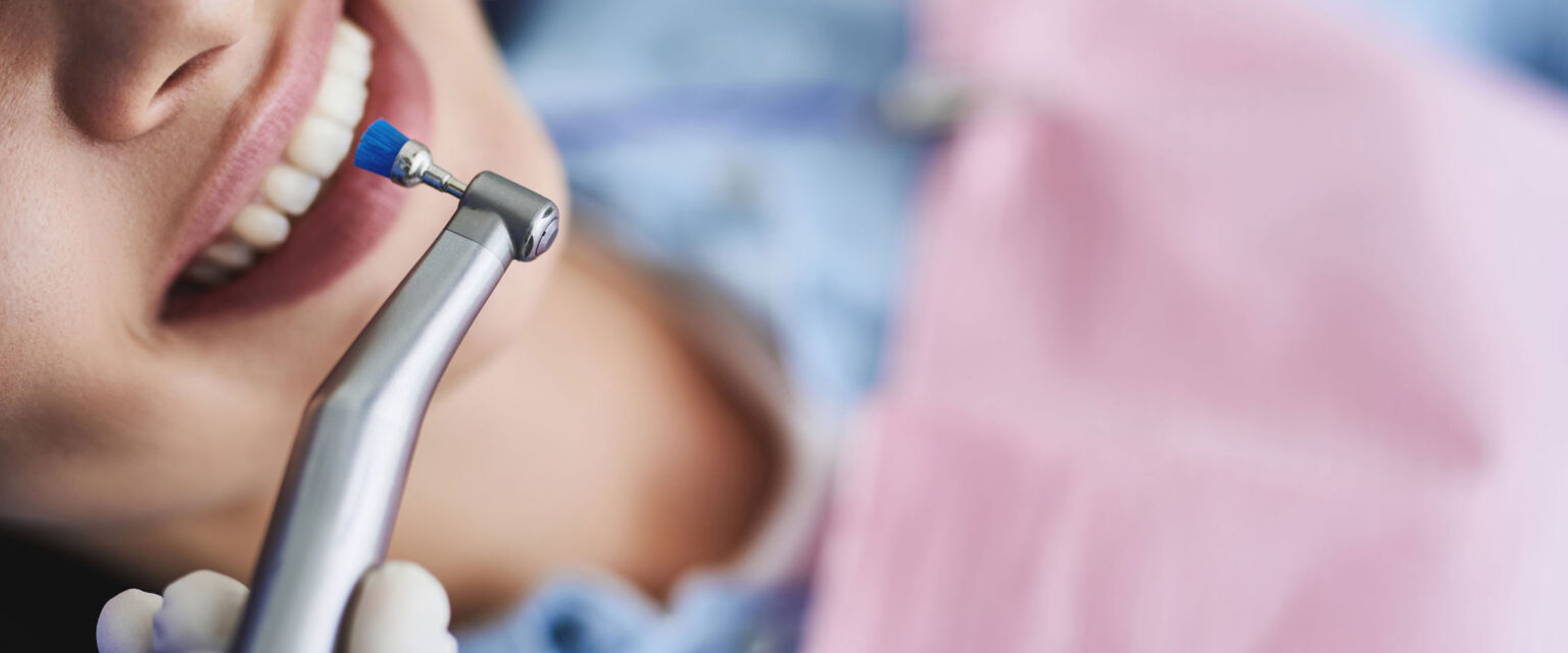 Frau bei der Behandlung von Mundhygiene