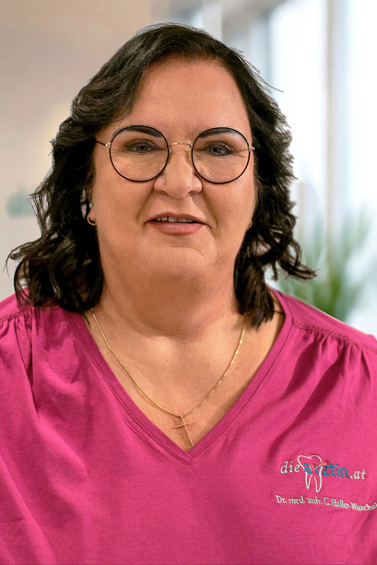 Dr med univ Cora Haller Waschak Zahnaerztin Praxisinhaberin mit Hintergrund Hochformat DSC 0176 bearbeitet 3c
