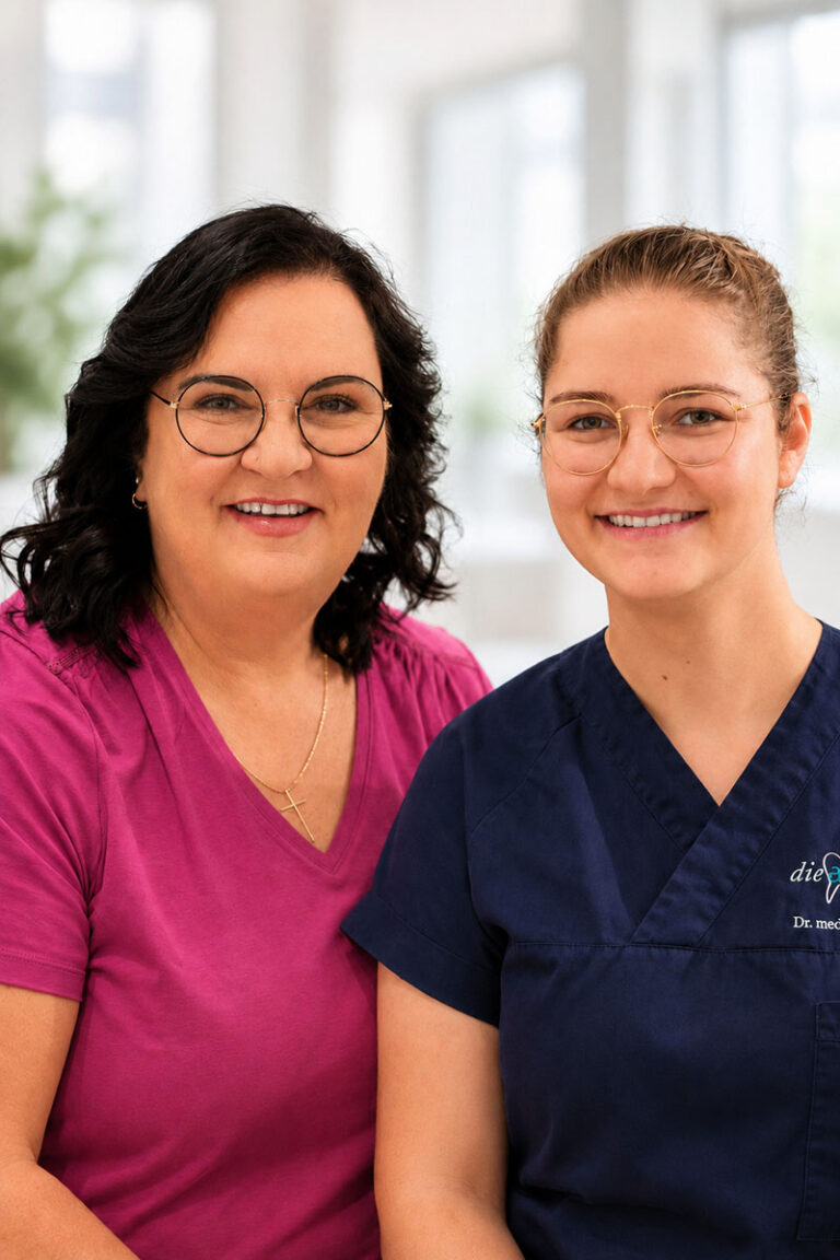 Dr med univ Cora Haller Waschak und Dr med dent Alexandra Haller Zahnaerztin Praxisinhaberin mit Hintergrund Hochformat 2 DSC 0262 bearbeitet 3c
