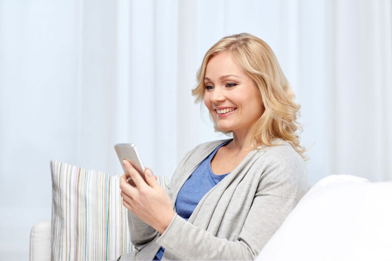 Frau mit Smartphone 3c