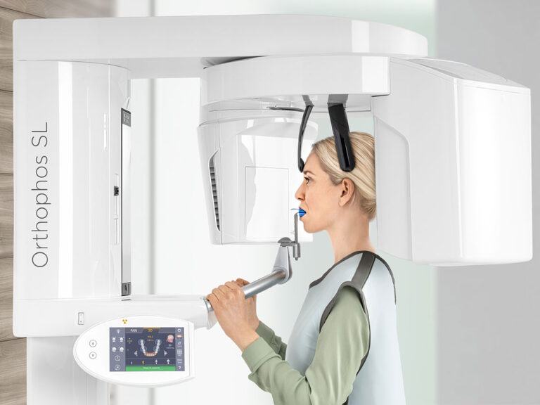 Patientin mit 3D Roentgensystem Orthophos SL 3D Dentsply Sirona von Seite Detail 3c