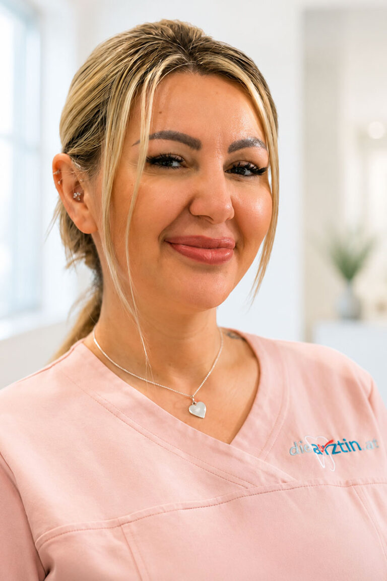 Sara Ilievska Mundhygiene Assistentin mit Hintergrund Hochformat DSC 0192 bearbeitet 3c