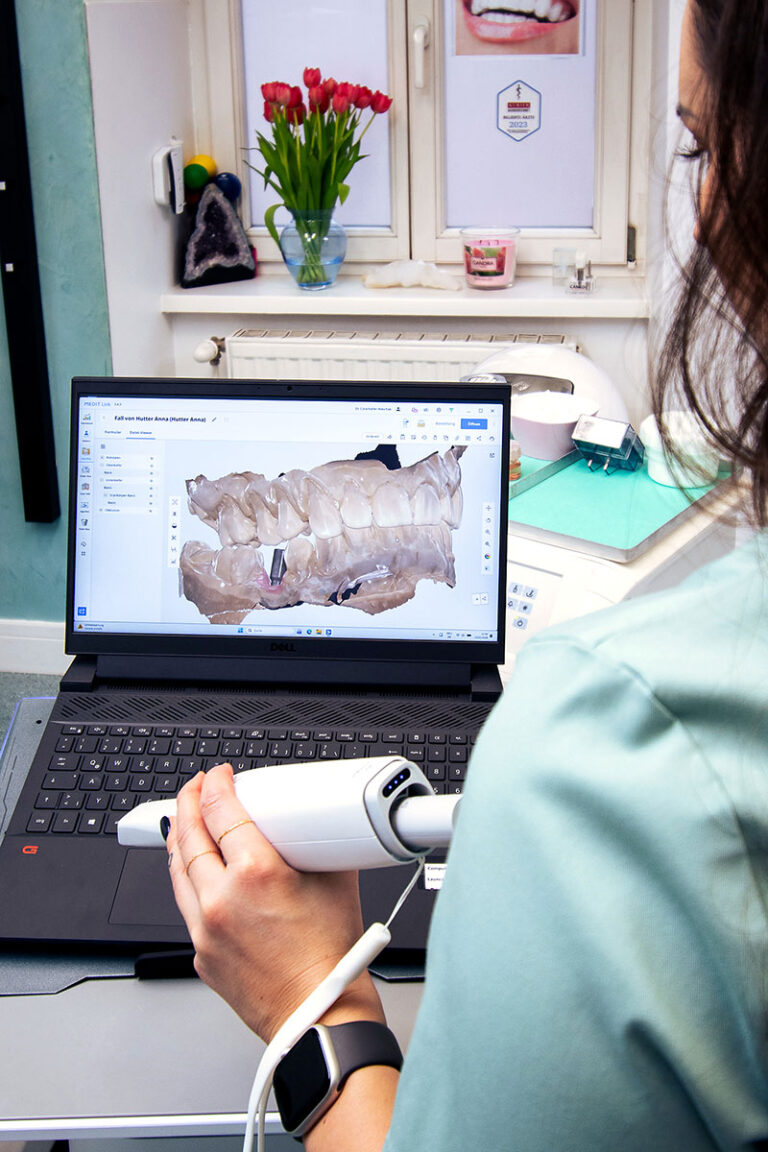 Scan Technologie Zahnaerztliche Assistentin Melissa Celikovic mit 3D Scanner Launca DL 206 DSC 9633 3c